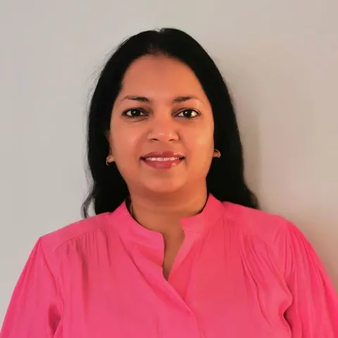 Portrait of Dr Dennisa Davidson